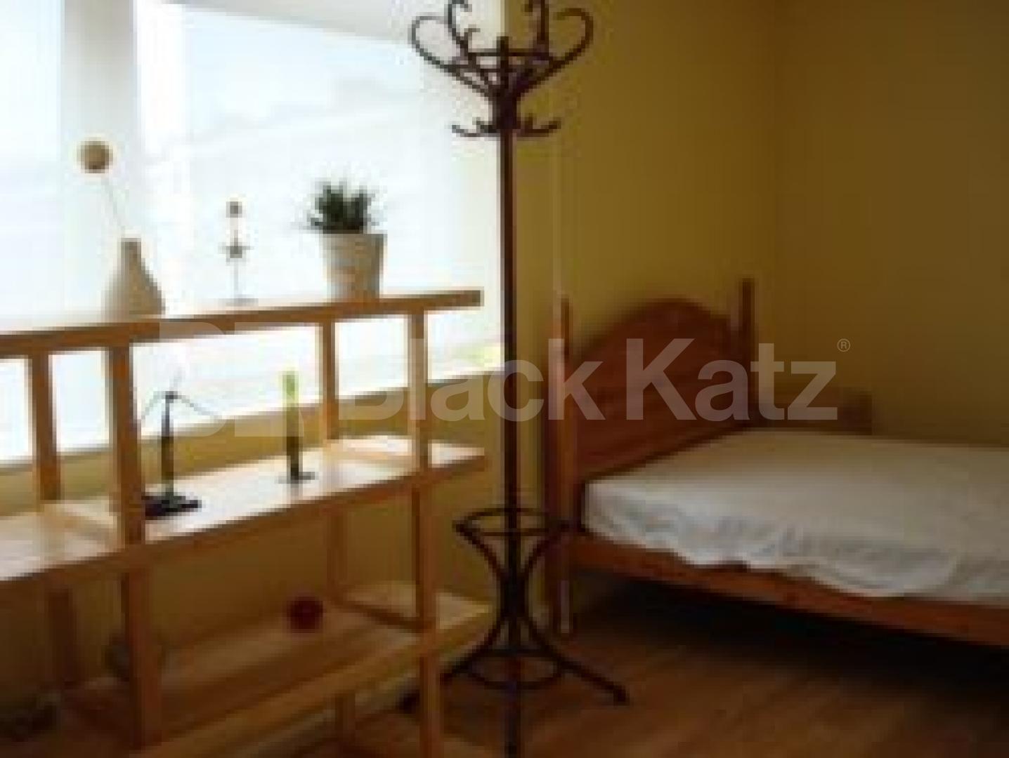 			MINUTES TO HYDE PARK!, 3 Bedroom, 1 bath, 1 reception Flat			 Moscow Road, QUEENSWAY